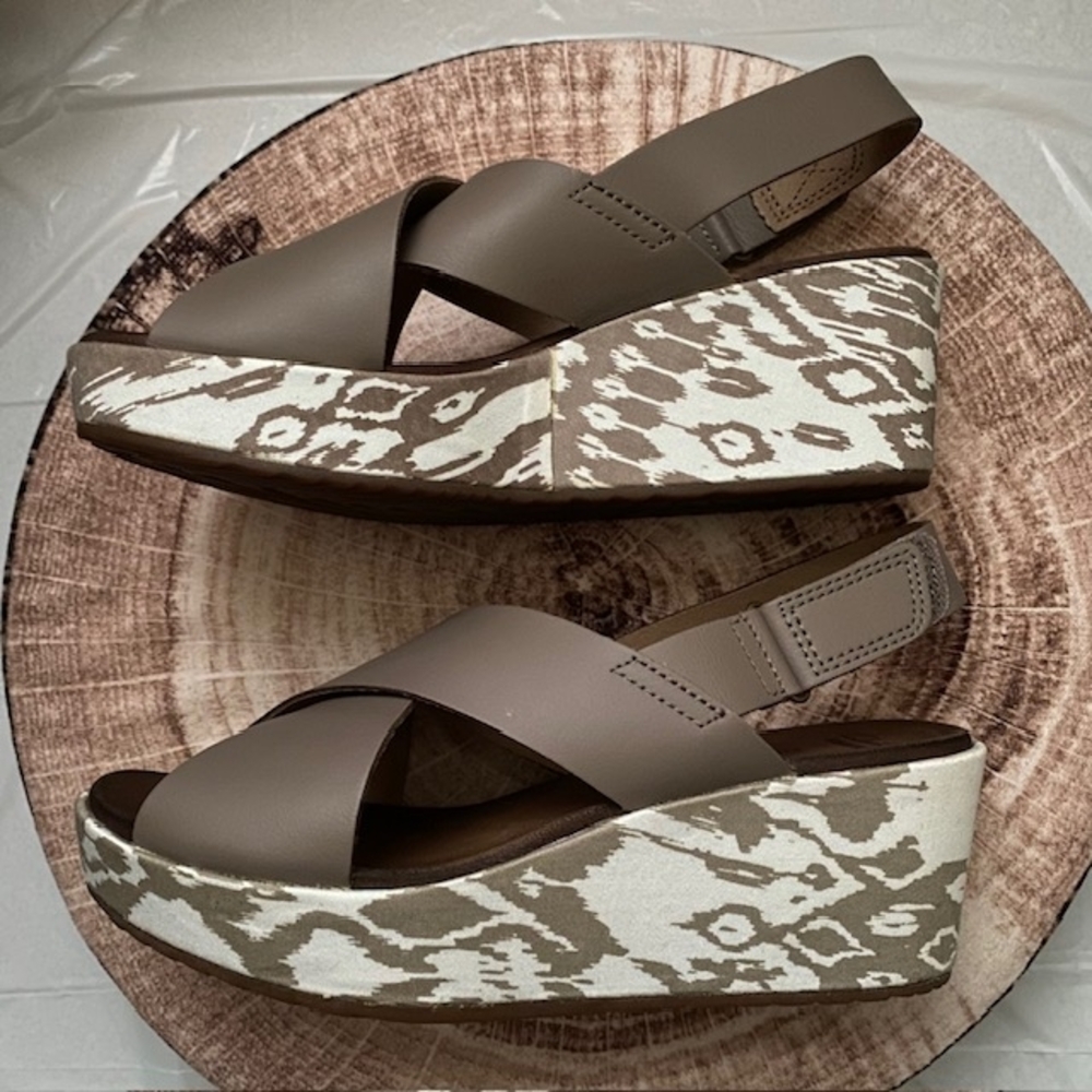Clarks Stasha Hale Leather Taupe With Ikat Print Wedge Sandals - NWT